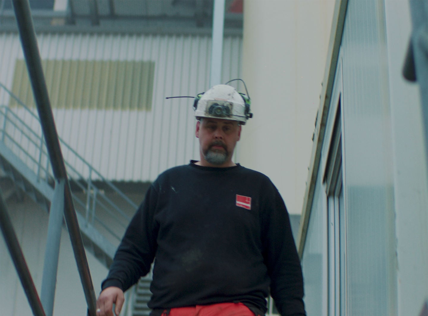 Mann på asfaltfabrikk. Foto