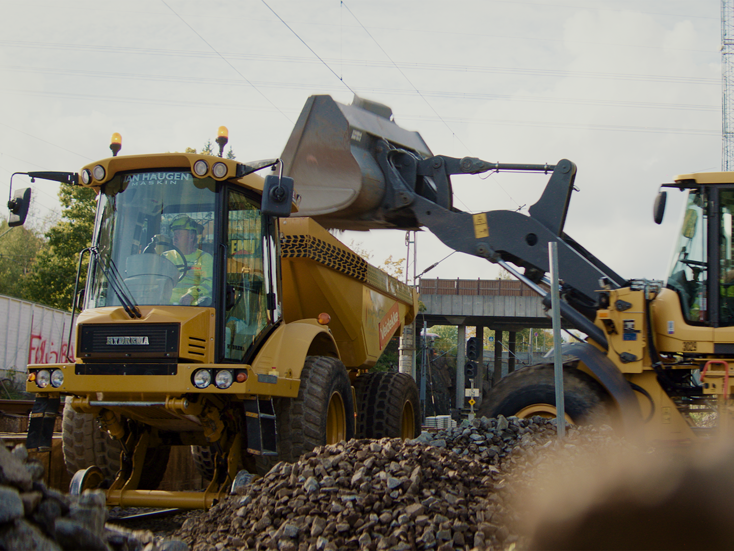 Lasting i dumper fra hjullaster. Foto. 