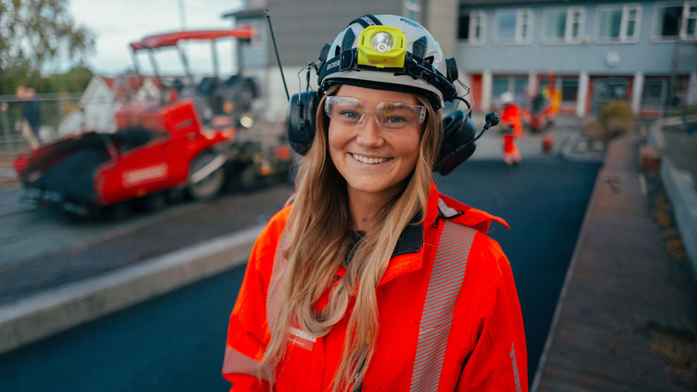 Kvinne i vernetøy på asfalteringsjobb