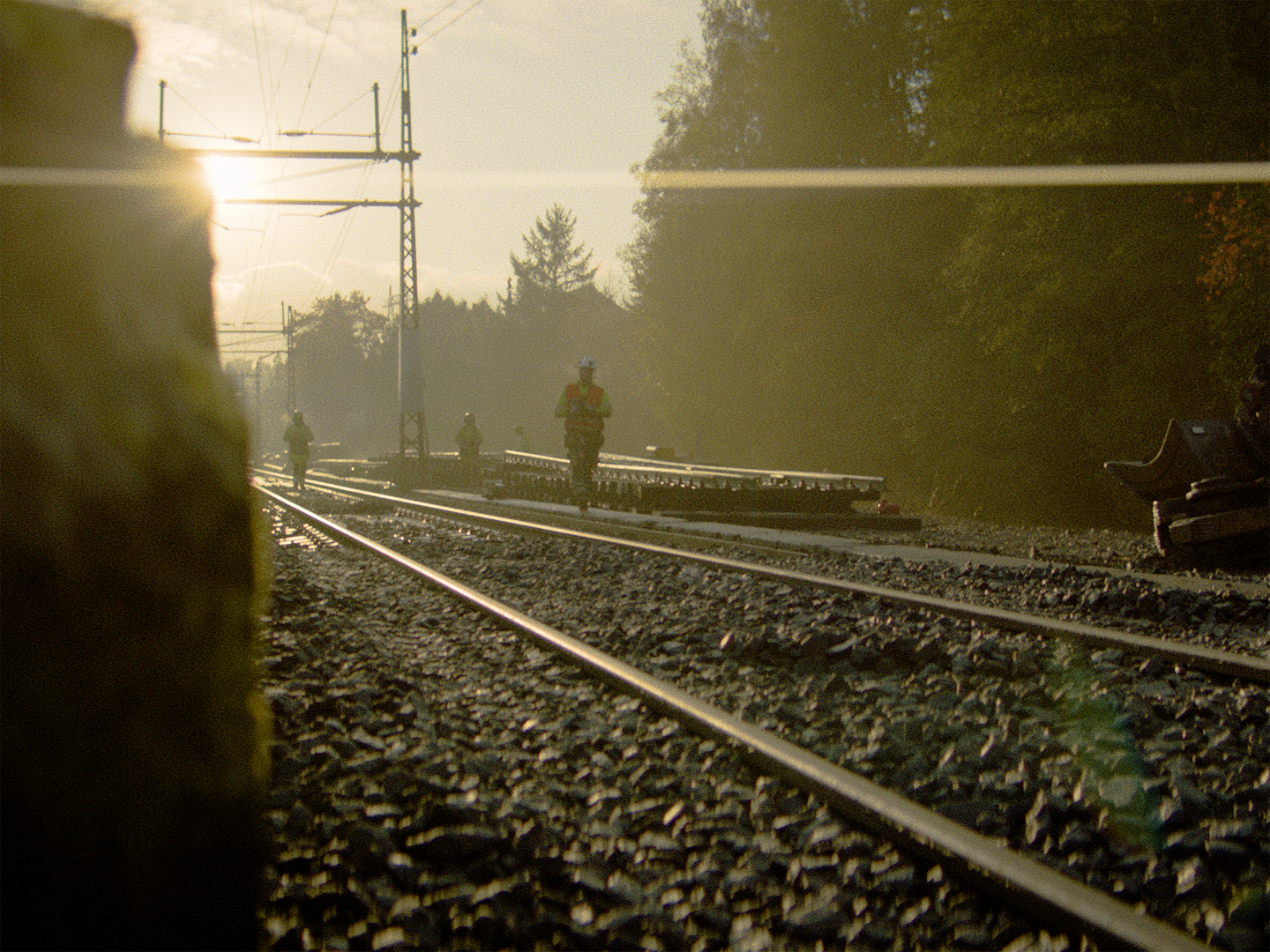 Skinnegang i solnedgang. Foto. 
