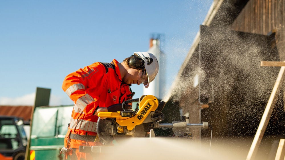 Ungdom lærer byggfag på praktisk skole. Foto.