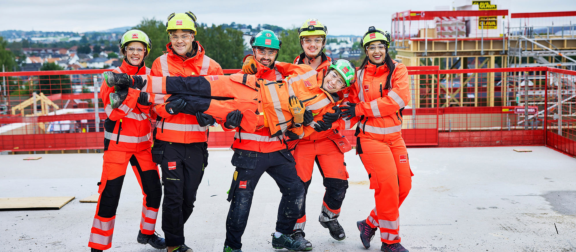 Gruppe mennesker på byggeplass. Foto