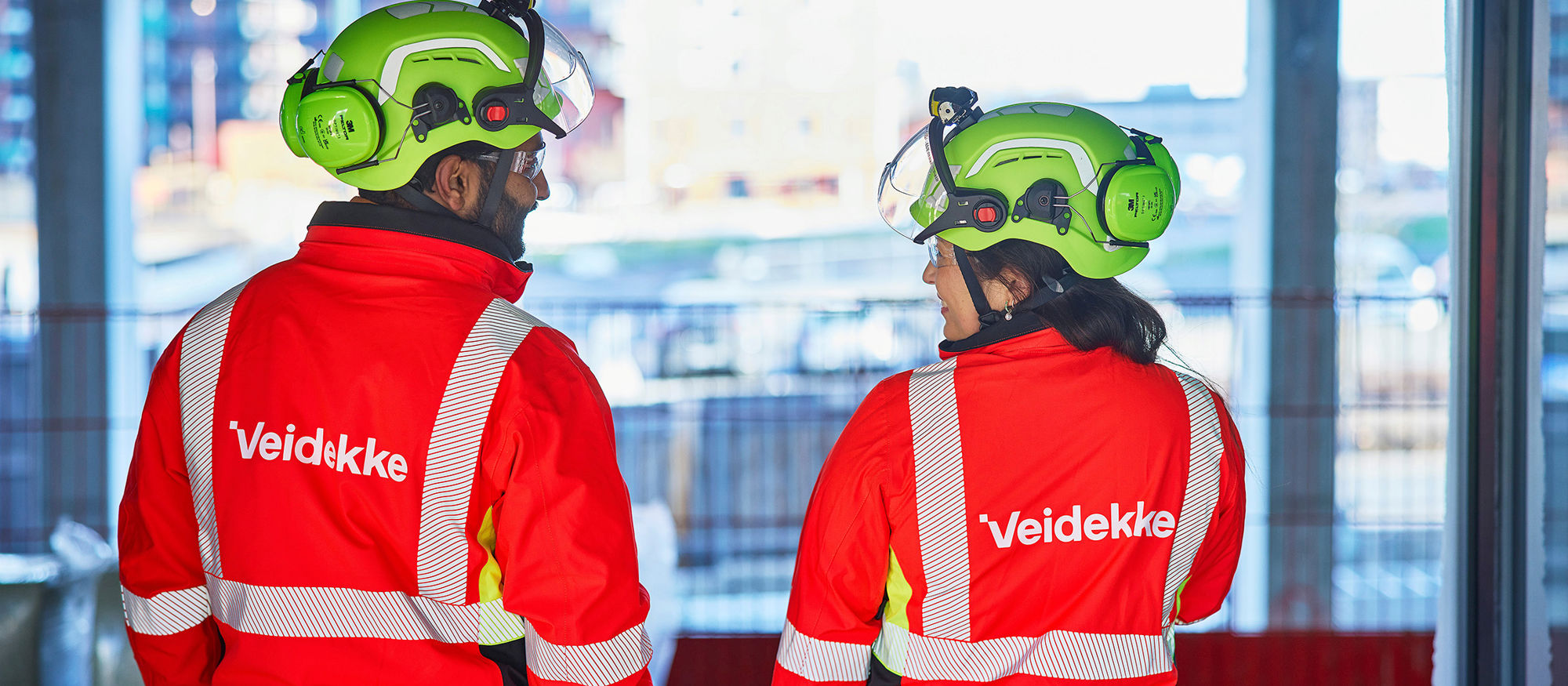 Gruppe mennesker på byggeplass. Foto