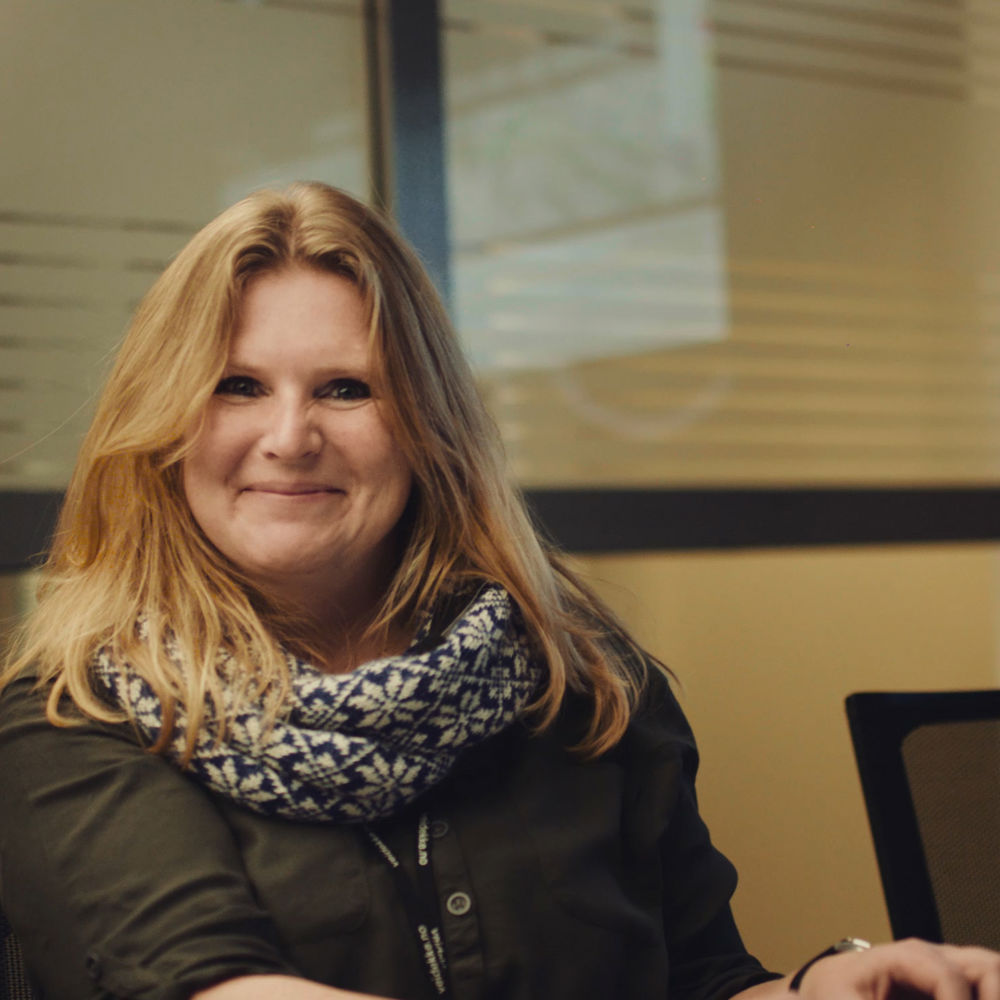 Kvinne på kontor. Foto.