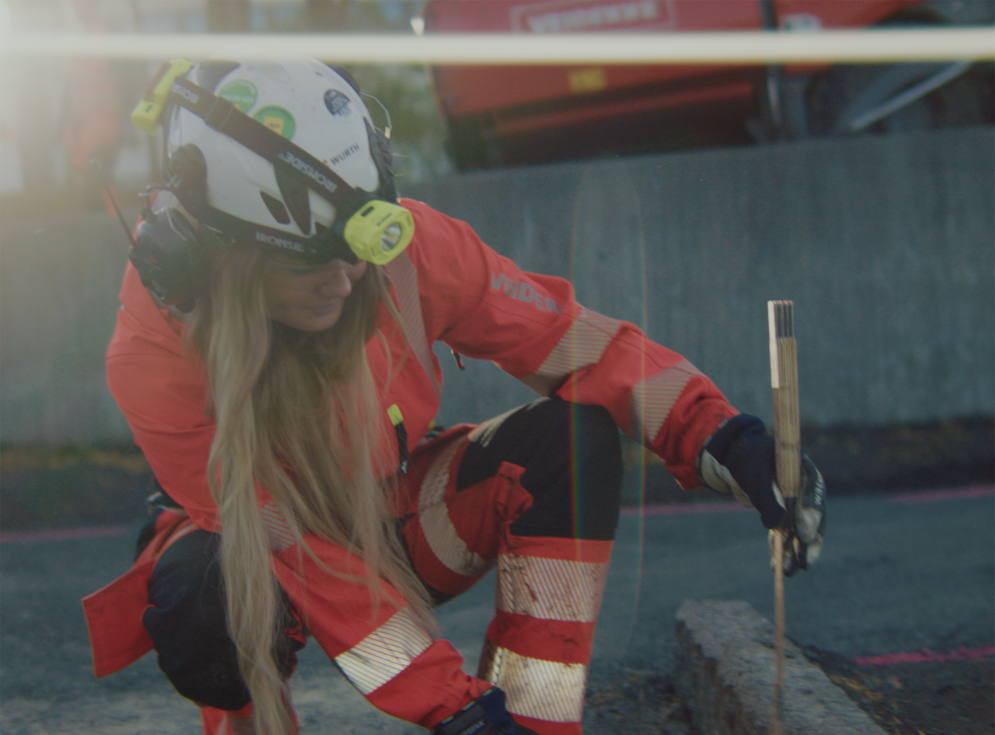 Kvinne på vei utfører kvalitetssjekk. Foto. 