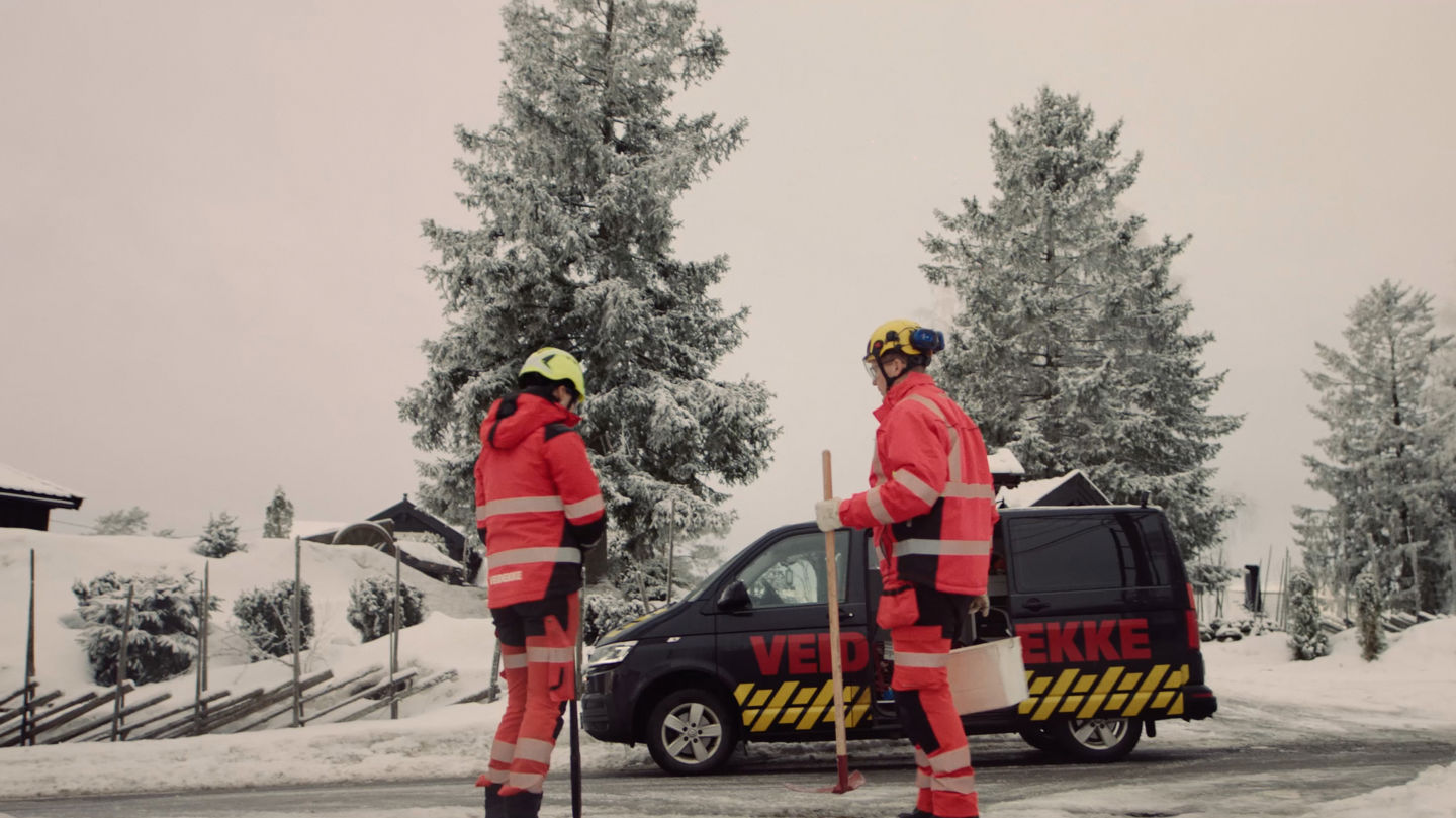 Veivokter og driftsleder i felt. Foto.