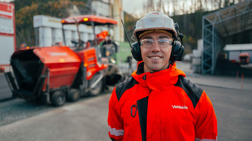 Asfaltør foran utleggermaskin. Foto.