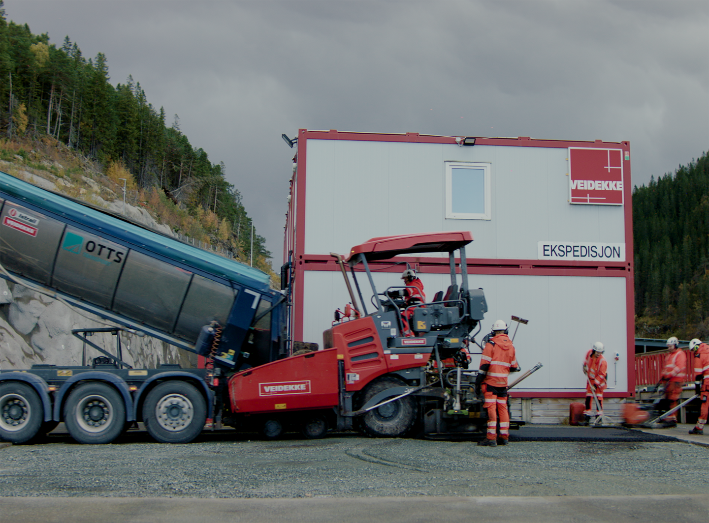 Levering av asfalt i asfaltutlegger. Foto