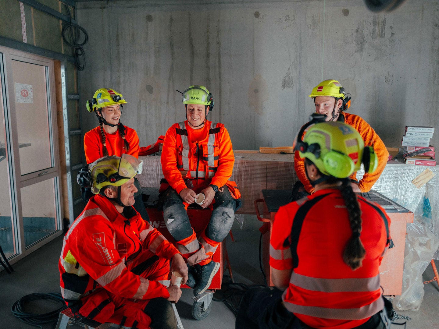 Et team med tømrere på byggeplass. Foto.