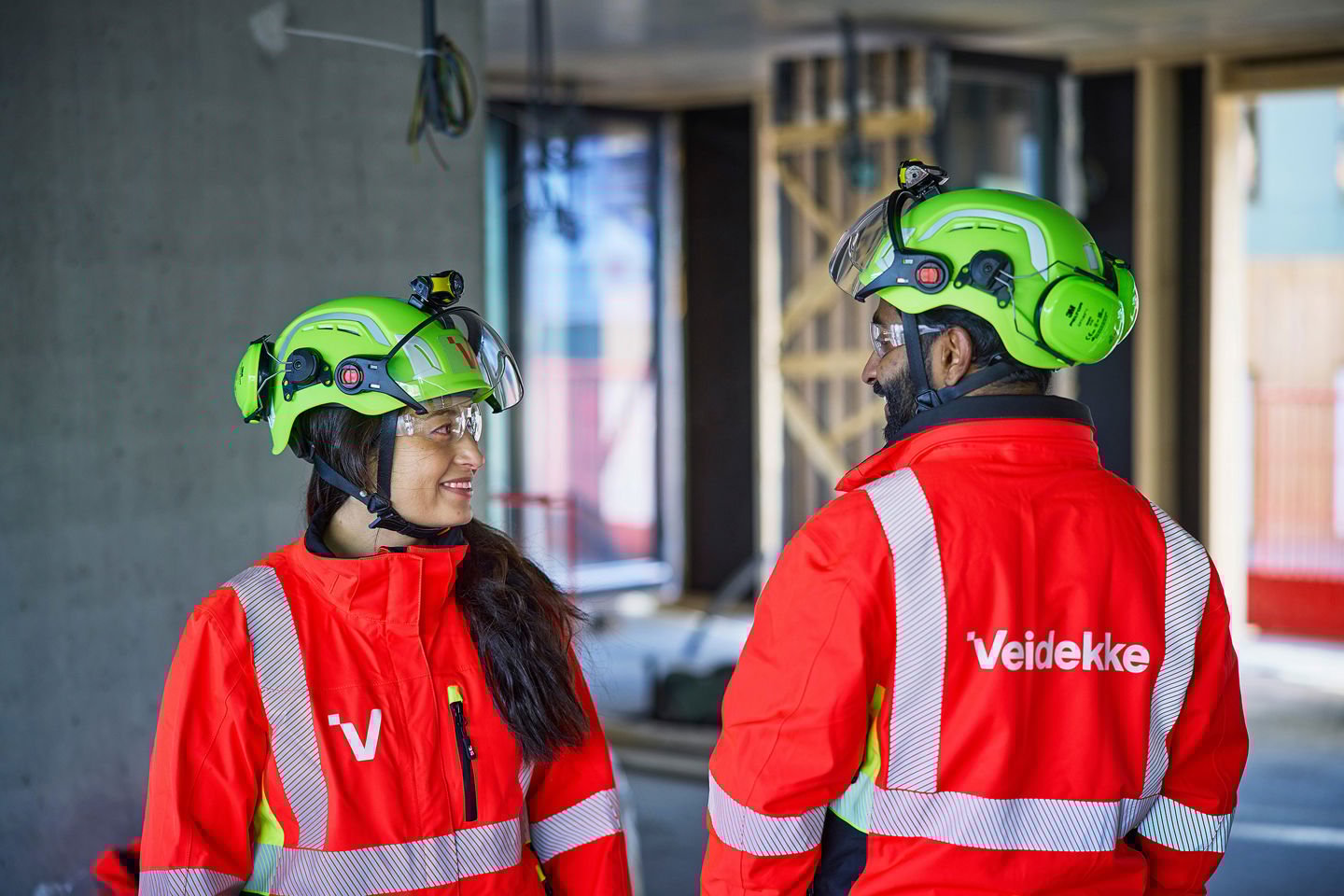 Bilde av unge folk i veidekke på byggeplass. Foto