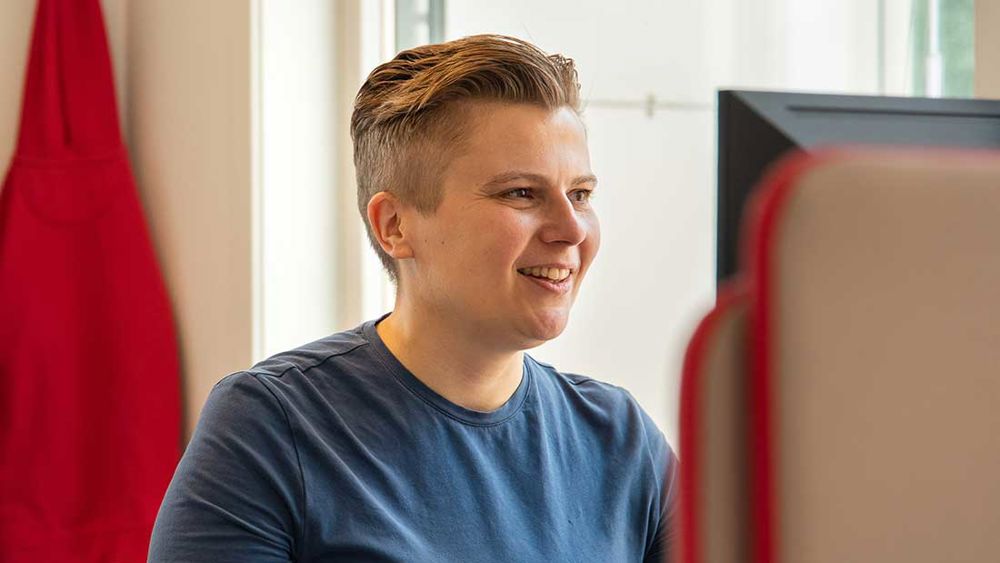 En medarbeider i Veidekke som jobber og ser inn i en PC-skjerm