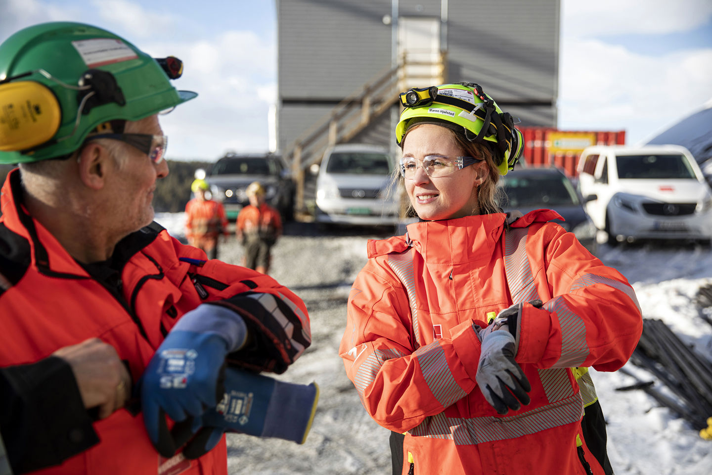 Maren Hjulstad i dialog med HMS-rådgiver Morten Lund.