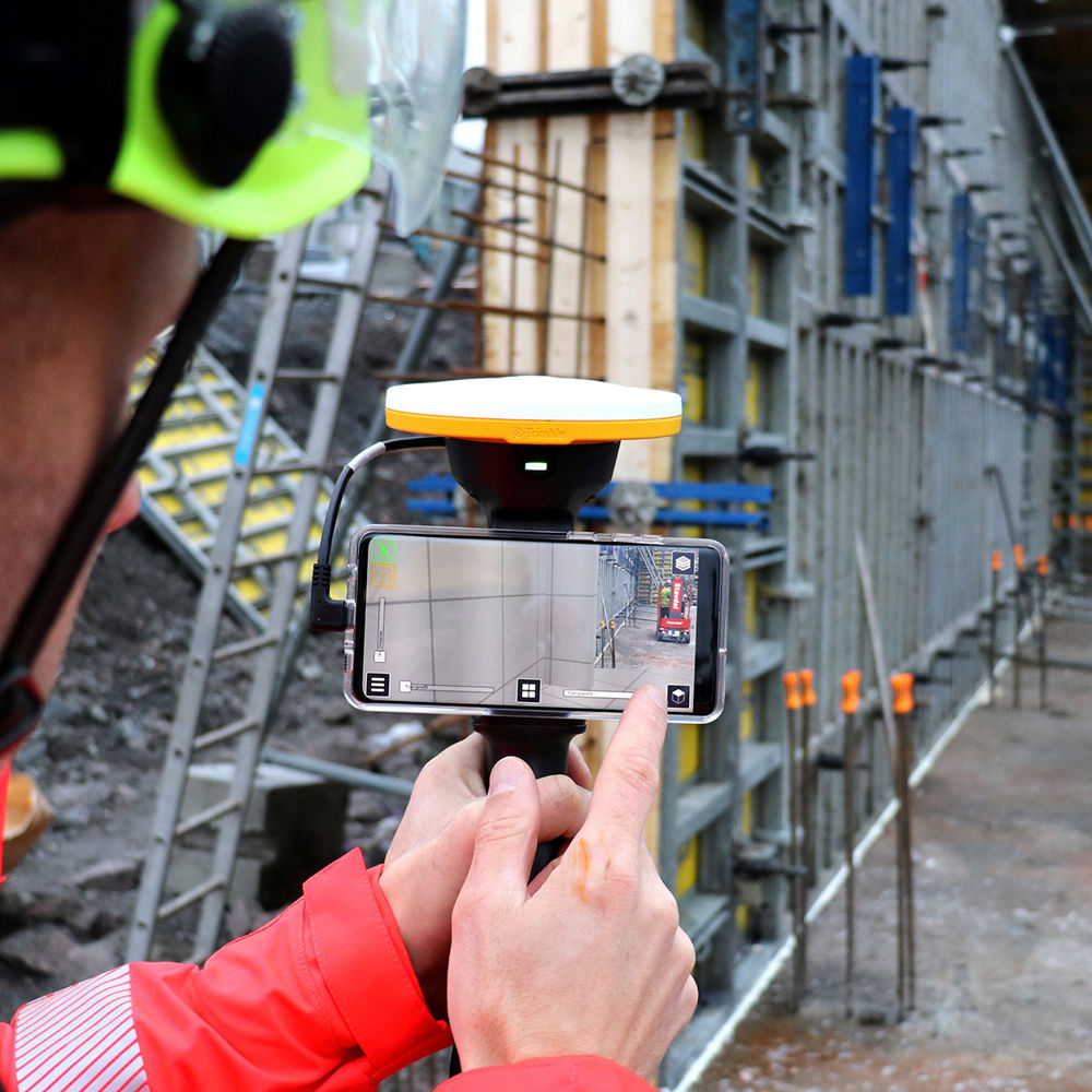 Håndholdt Trimble Site Vision/ bruk av augmented reality på byggeplass. Foto.