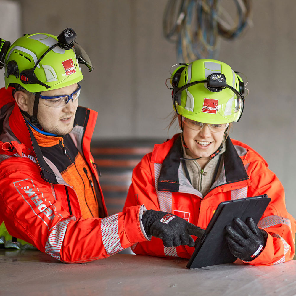 To medarbeidere med arbeidsklær 