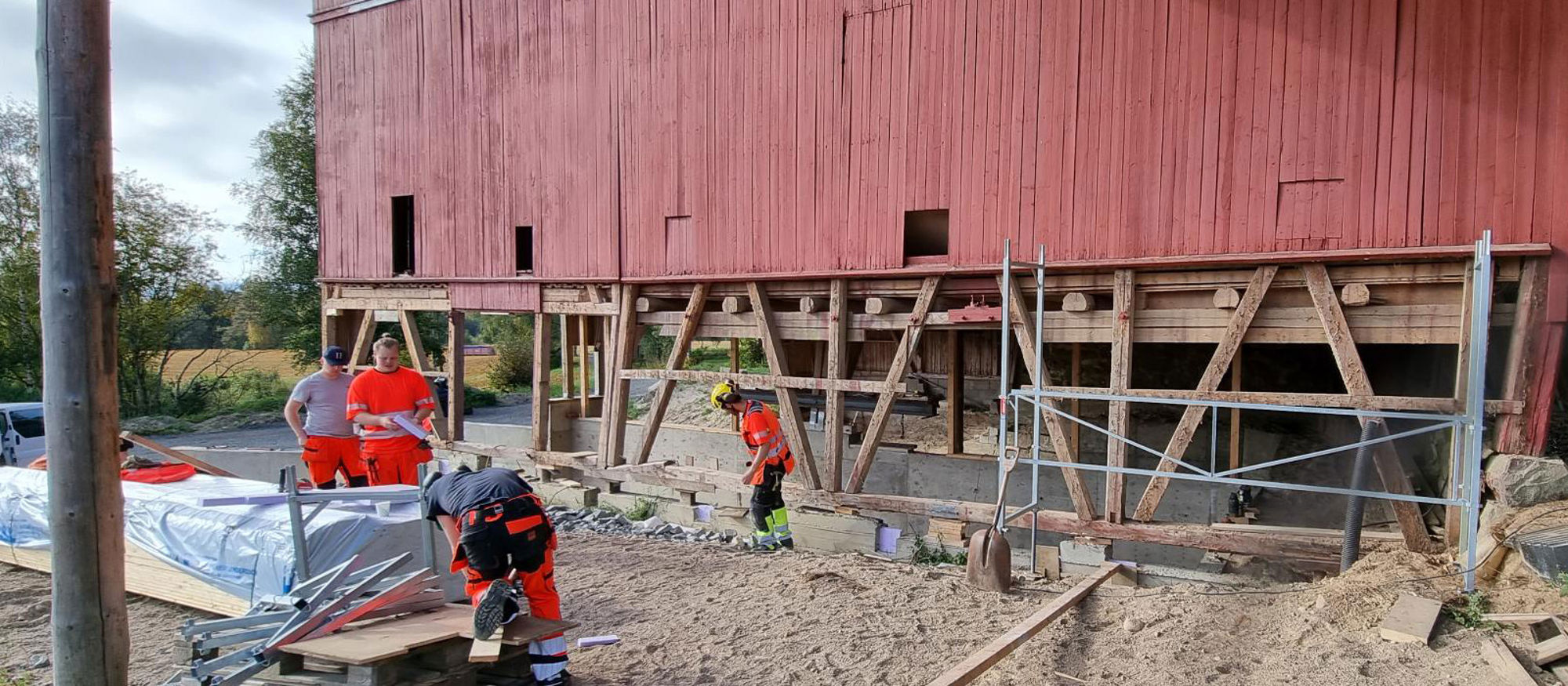 Ungdom lærer byggfag. Restaurering av låve. Foto.