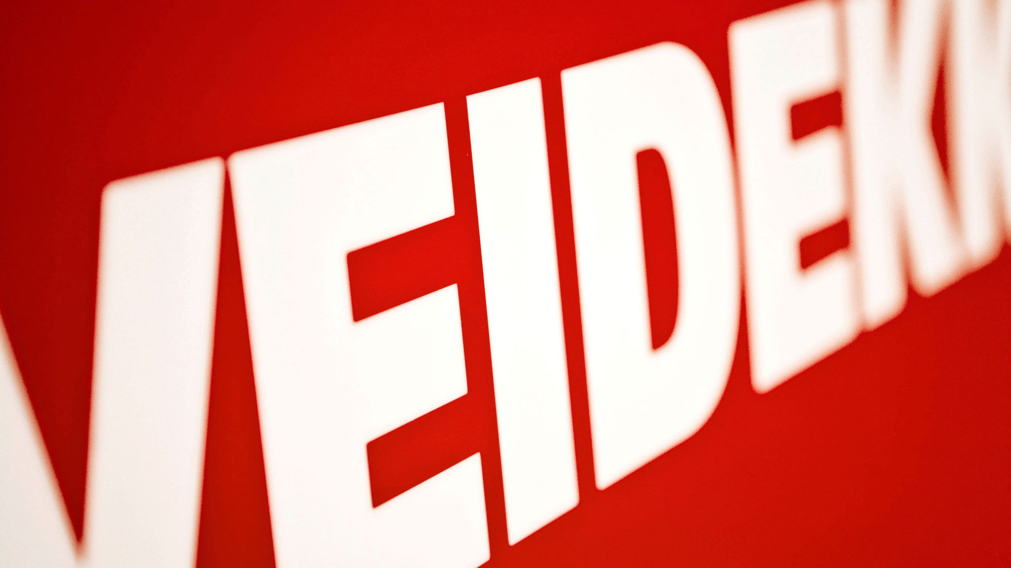 Skilt med Veidekkes logo. Foto.