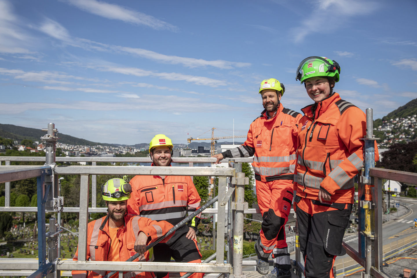 Fra venstre: Tømrer Andreas Mikal Waage, Jon Petter Moldestad, prosjektleder Hans-Magnus Dyrdal og prosjektingeniør og verneombud Melissa Langnæs på vei ned fra tårnet over stasjonen.