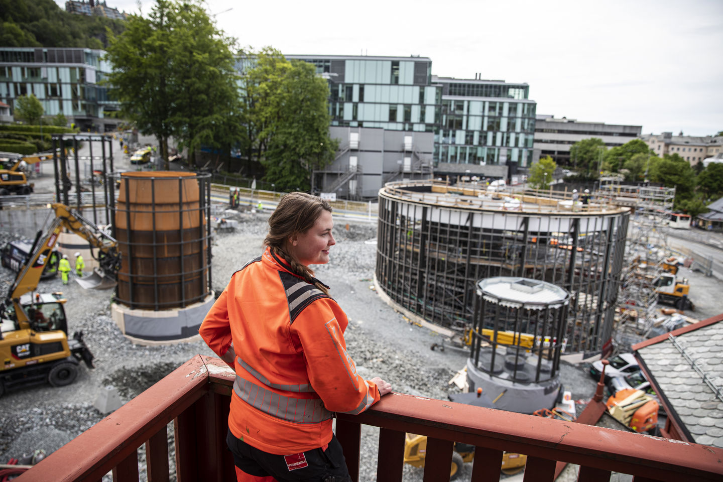 Prosjektingeniør og verneombud Melissa Langnæs ser på anleggsplassen over den nye stasjonen ved Haukeland sykehus.
