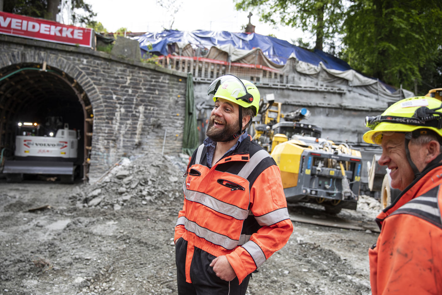 Hans Aakre, avdelingsleder i Veidekke Bygg, distrikt Bergen og driftsleder Vidar Mjelstad.