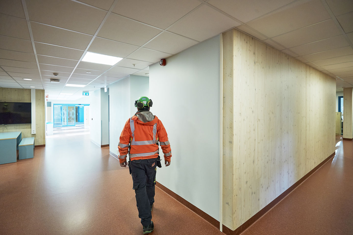 Gjengen i Veidekke er stolt over hva det har fått til så langt: en vellykket rehabilitering som har ført til 42 prosent redusert energiforbruk, og et nybygg som glir inn i helheten og et prosjekt som holder fremdriftsplanene selv om det er krevende å bygge tett på tredjepart.