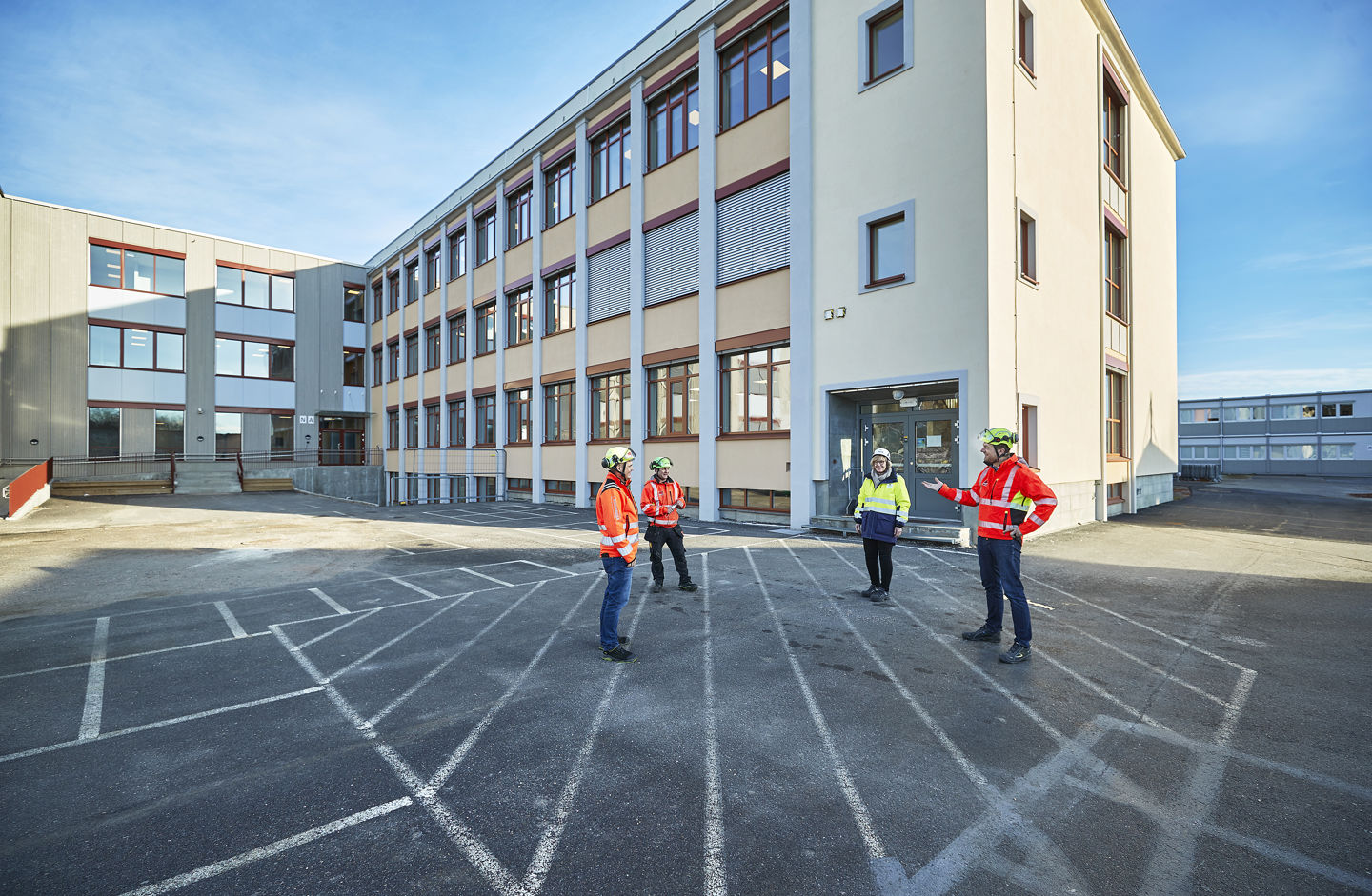 Etter det første pandemifasen, da skolen ble tømt for folk, har elevene kommet tilbake og i perioder hatt bruk for ekstra mye plass fordi undervisninga har foregått i mindre grupper. 