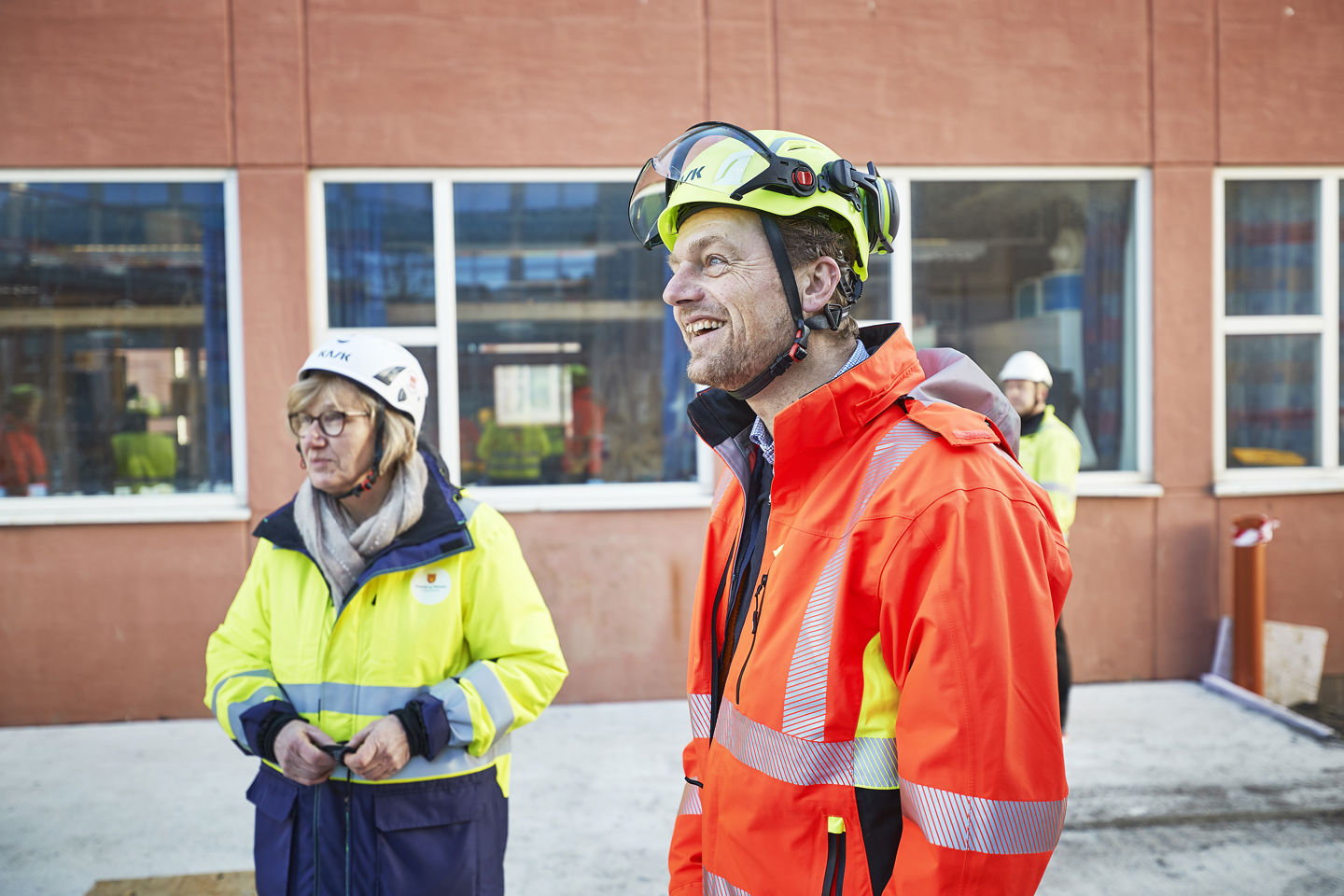 Prosjektledelsen har også forsøkt å gjøre livet så lett og trygt som mulig for egne ansatte gjennom systematisk sikkerhetsarbeid. Under arbeid i høyden er gardintrapp erstattet med lift der det er mulig. Arbeid på tak er sikret med fasadestillas og swing-up-rekkverk. 