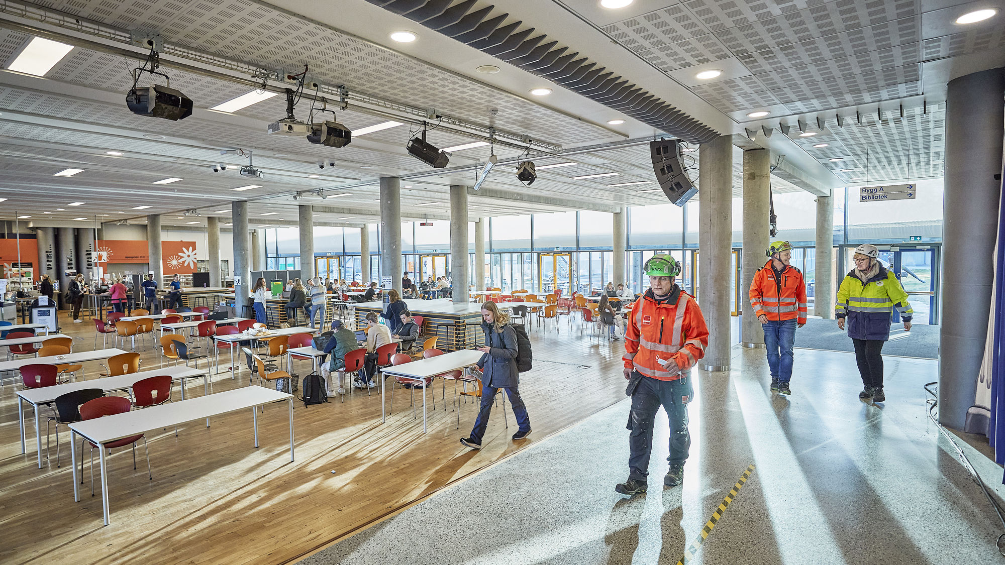 Fire personer går inne i Sandefjord videregående skole.