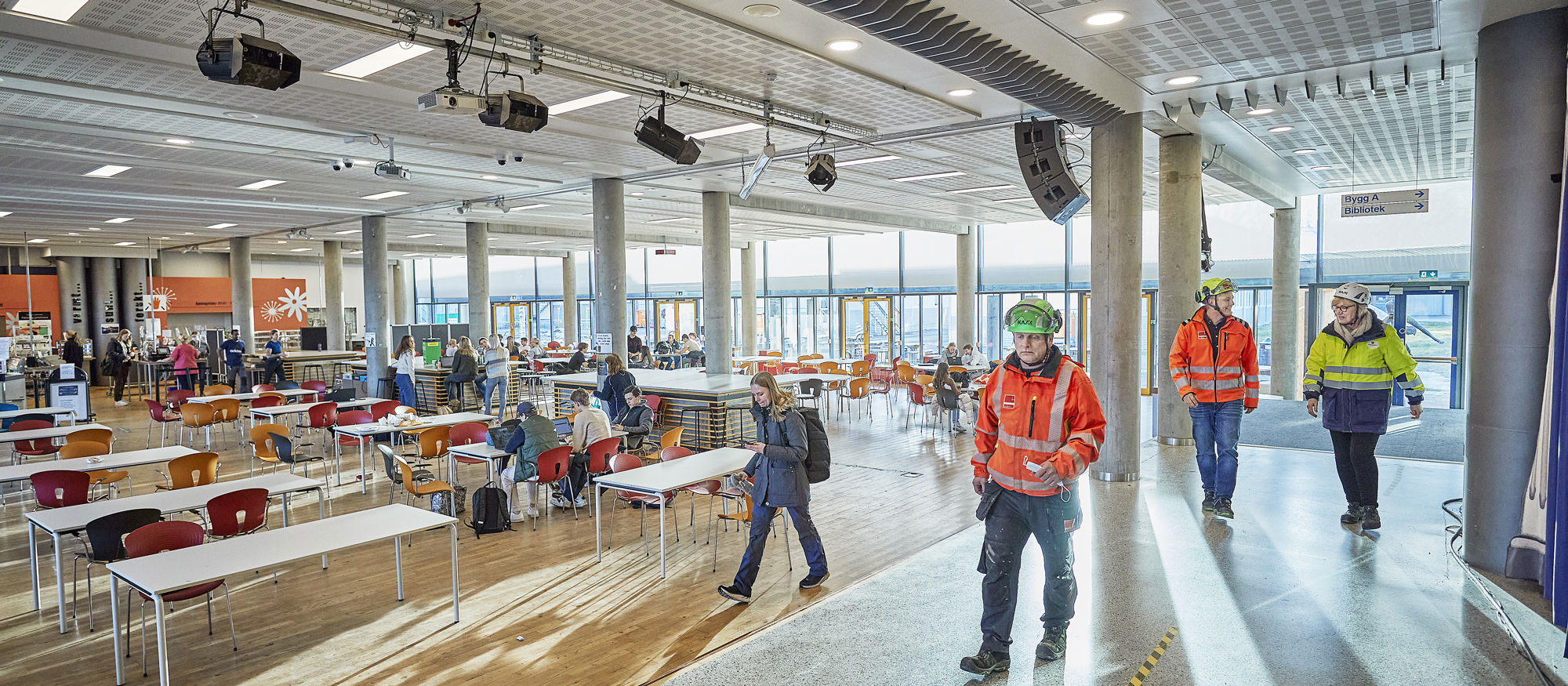 Fire personer går inne i Sandefjord videregående skole.