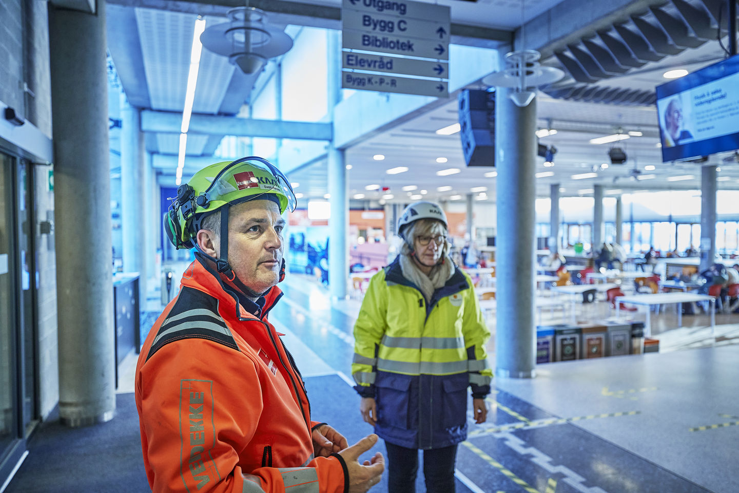 Prosjektleder i Veidekke, Sven Hansen, og Hanne M. Jacobsen Lund fra fylkeskommunen. Foto. 