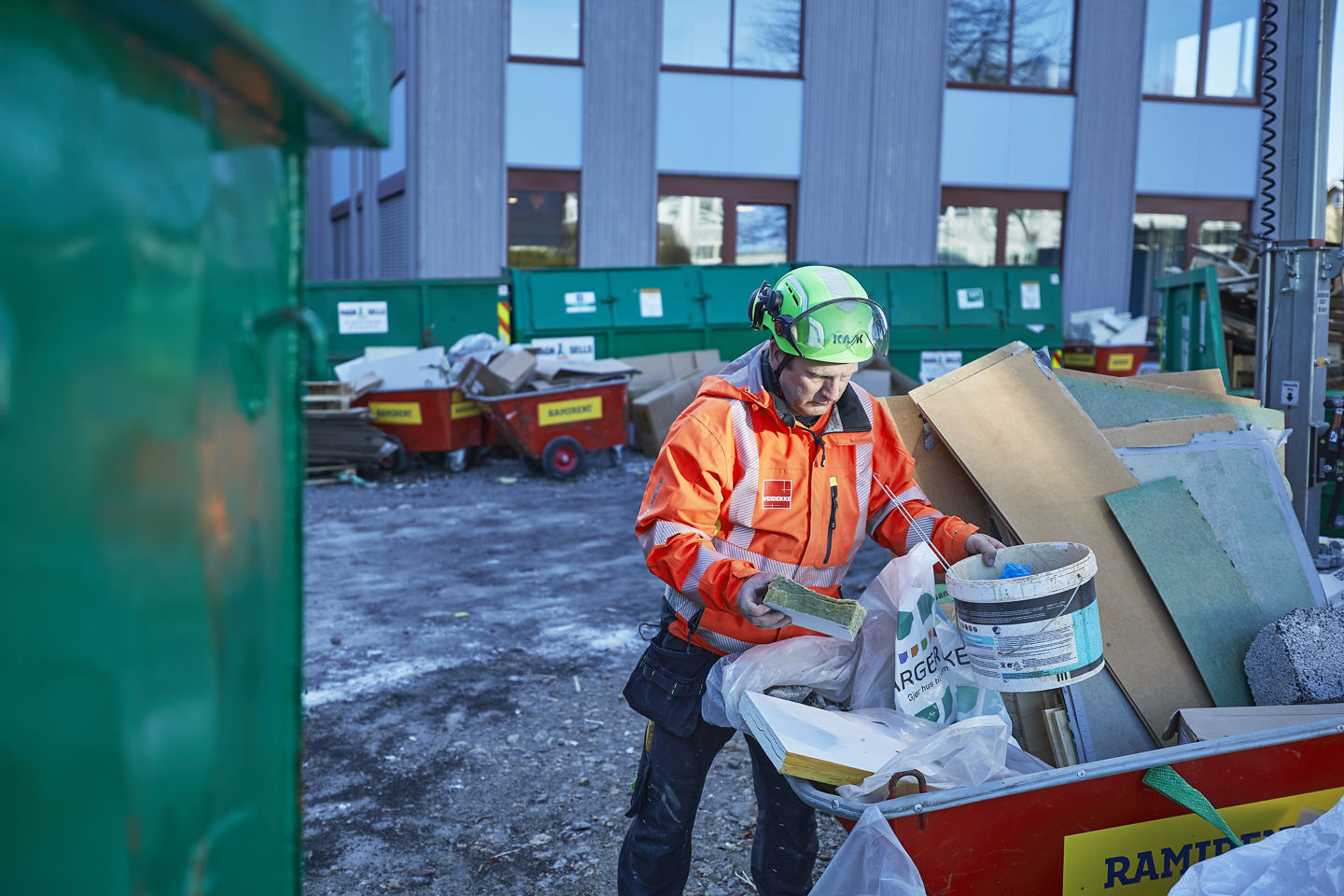 Rehabiliteringsdelen har, naturlig nok, generert mye avfall. Prosjektet har kontraktsfestet en kildesorteringsgrad på 95 prosent. 