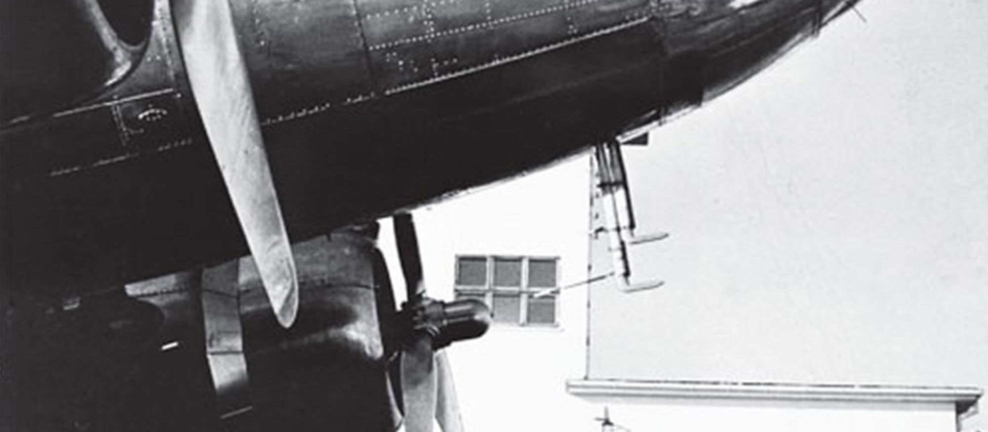 Svart-hvitt-bilde fra midten av 1900-tallet av del av en flykropp. Foto.