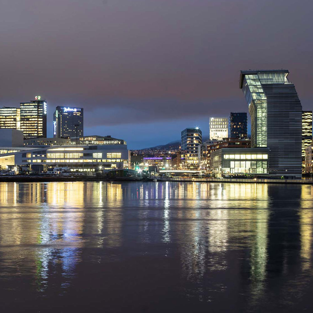 Muchmuseet i Bjørvika. Kveldshimmel ved vannet. Foto.