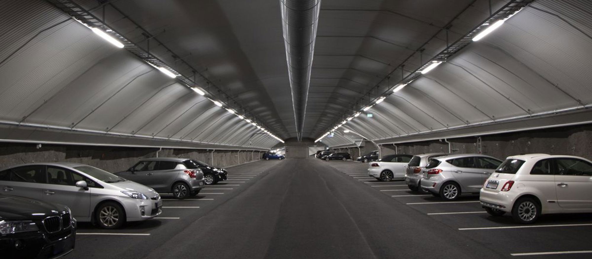 Bilde av parkeringshuset innvending med bilder parkert. 
