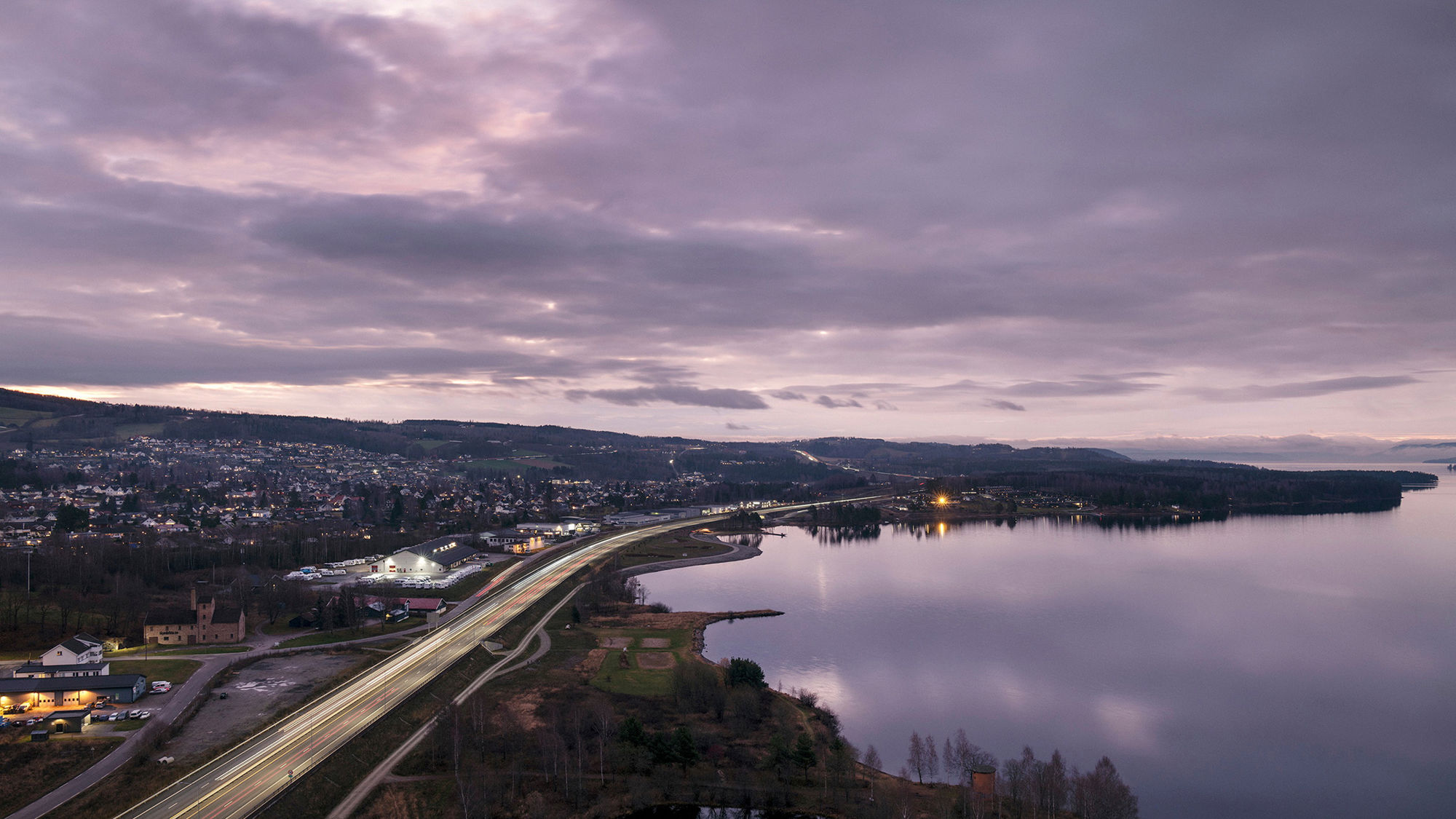 Utsikt fra Mjøstårnet mot Brummundal. Kveldslys. Foto.