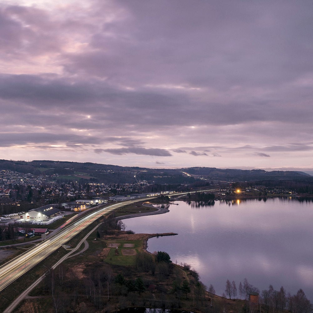 Utsikt fra Mjøstårnet mot Brummundal. Kveldslys. Foto.