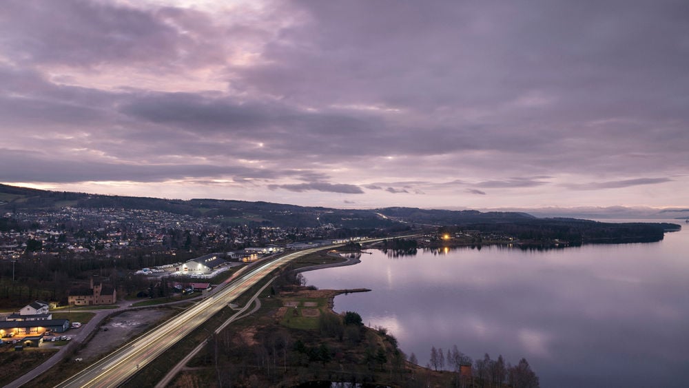 Utsikt fra Mjøstårnet mot Brummundal. Kveldslys. Foto.
