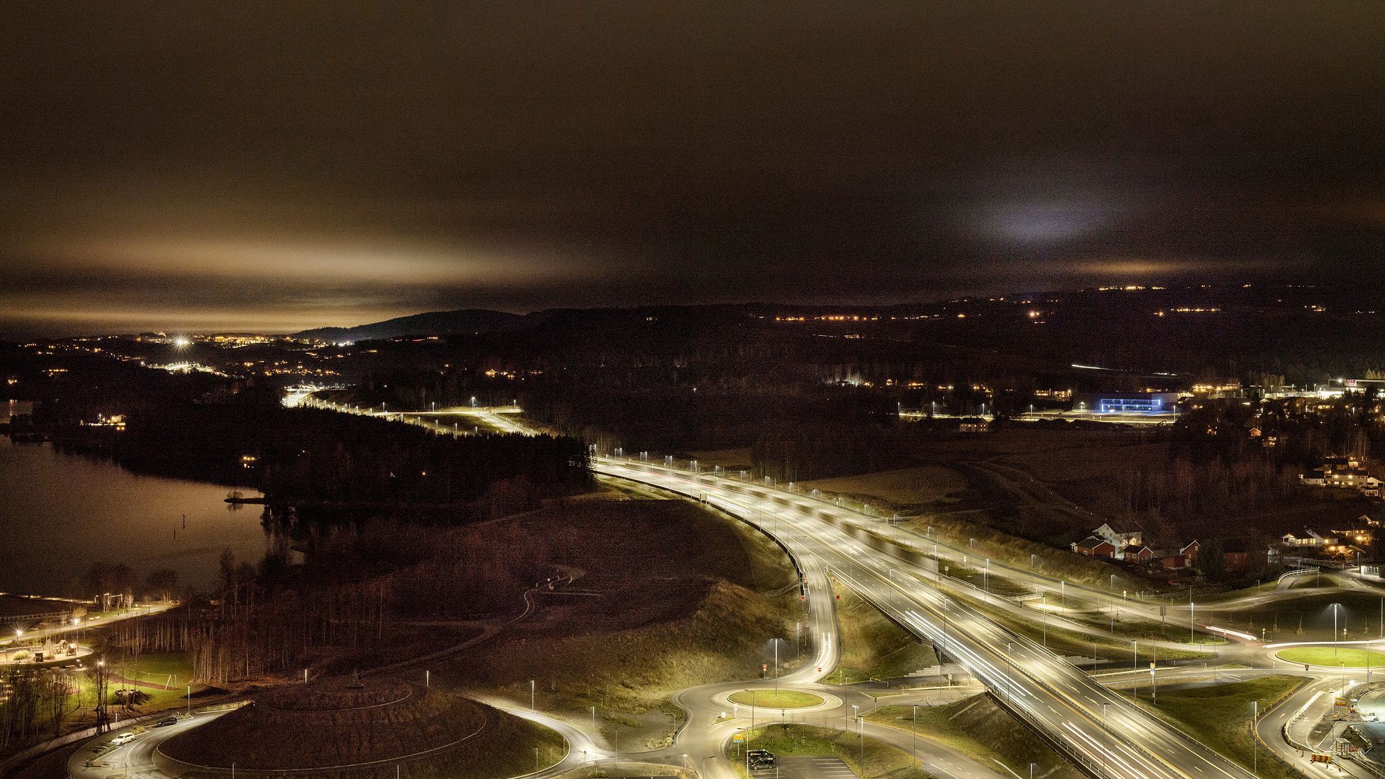 Utsikt fra Mjøstårnet mot Brumunddal. Nattbilde. Foto.