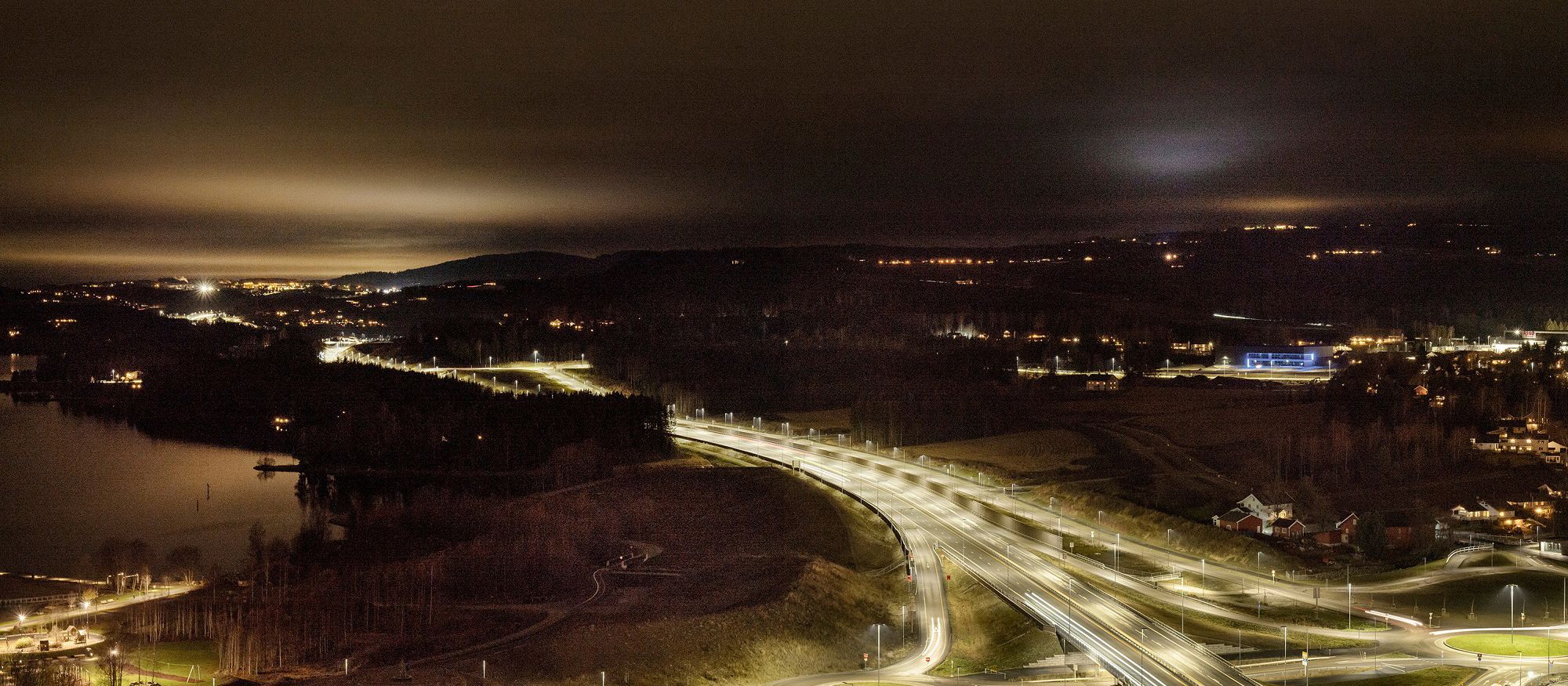 Utsikt fra Mjøstårnet mot Brumunddal. Nattbilde. Foto.
